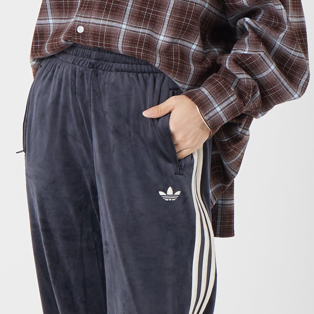 adidas Originals [アディダス オリジナルス] ファイヤーバード ベロア トラックパンツ [QH344] LC8085 &&モデル身長：162cm 着用サイズ：XS&&