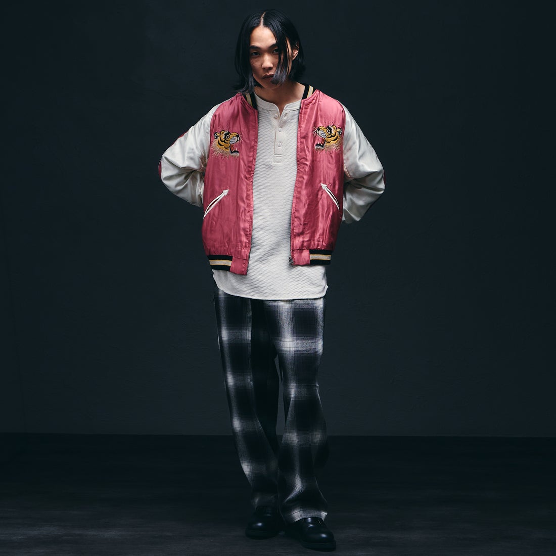 TAILOR TOYO [テーラートウヨウ] アセテート リバーシブルスーベニアジャケット [TT15972] 219 BLK/BL &&モデル身長：175cm 着用サイズ：L&&