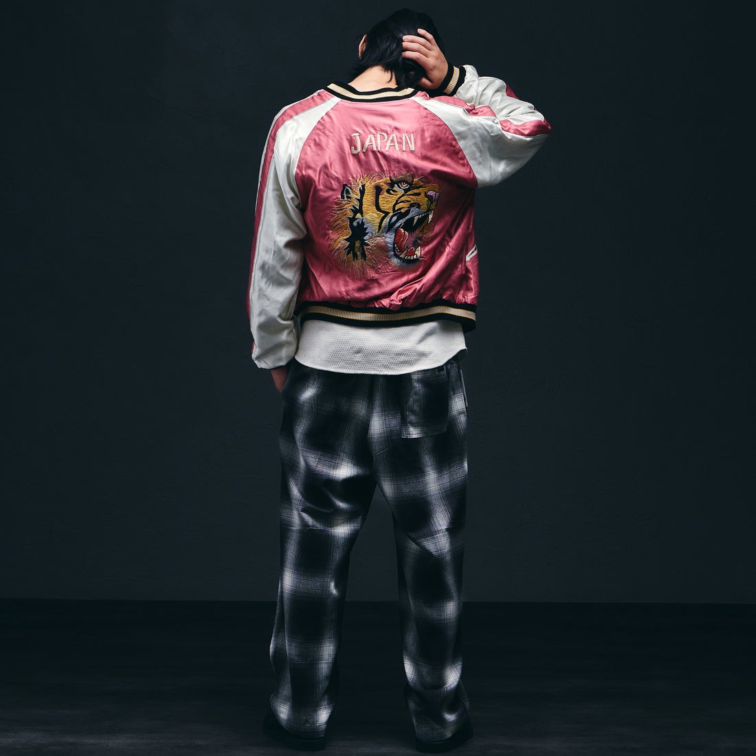 TAILOR TOYO [テーラートウヨウ] アセテート リバーシブルスーベニアジャケット [TT15972] 219 BLK/BL &&モデル身長：175cm 着用サイズ：L&&