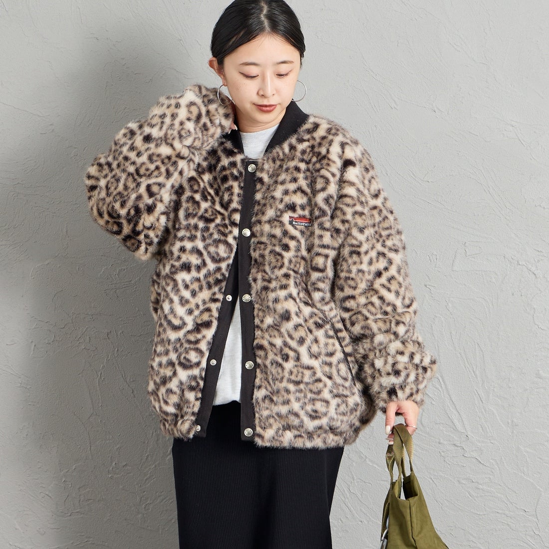 HELLO CALIF [ハローカリフ] ファーボンバージャケット [HC-264-097] LEOPARD &&モデル身長：150cm 着用サイズ：S&&