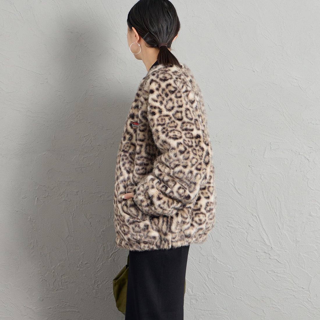 HELLO CALIF [ハローカリフ] ファーボンバージャケット [HC-264-097] LEOPARD &&モデル身長：150cm 着用サイズ：S&&
