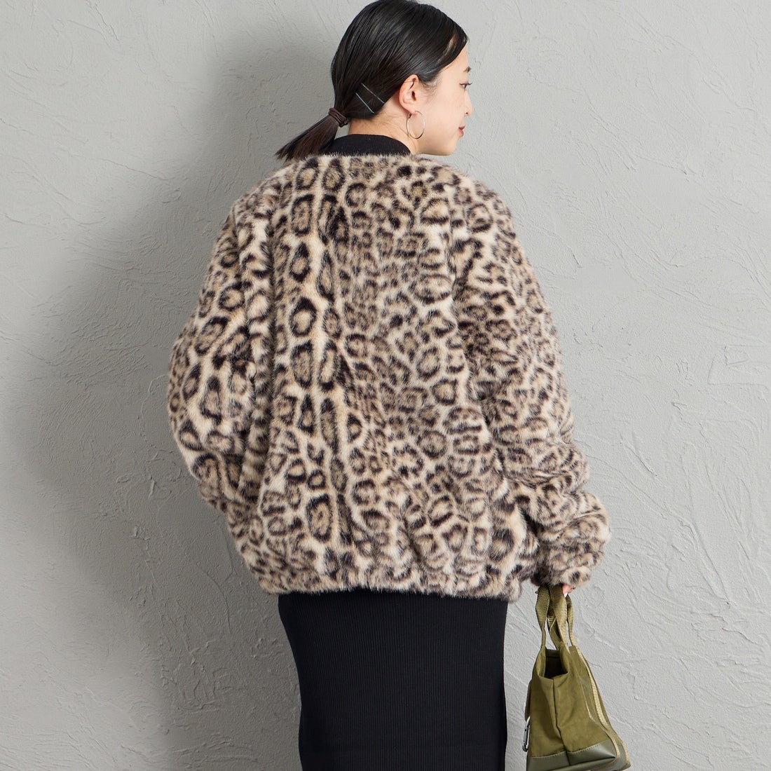 HELLO CALIF [ハローカリフ] ファーボンバージャケット [HC-264-097] LEOPARD &&モデル身長：150cm 着用サイズ：S&&