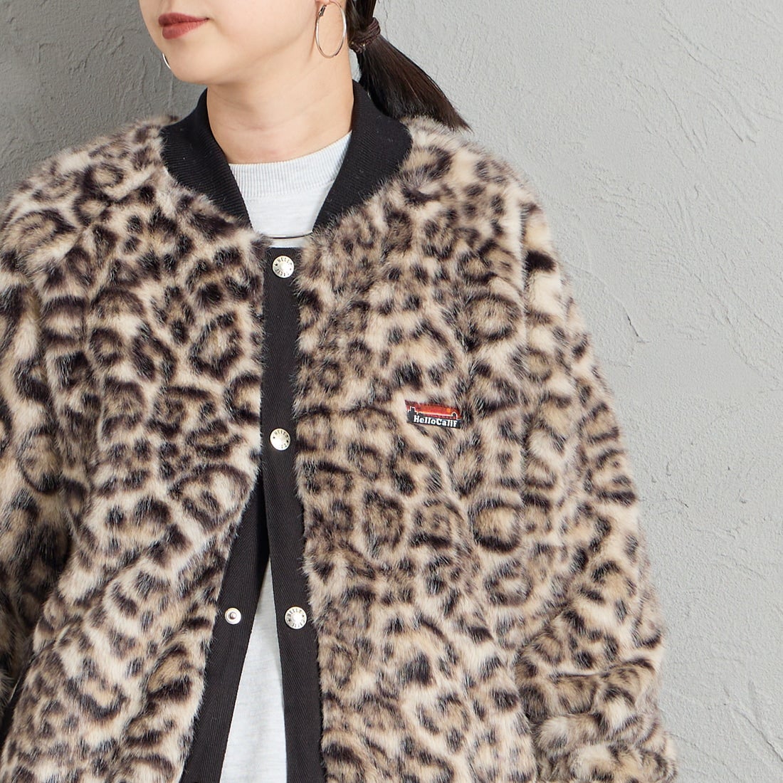 HELLO CALIF [ハローカリフ] ファーボンバージャケット [HC-264-097] LEOPARD &&モデル身長：150cm 着用サイズ：S&&