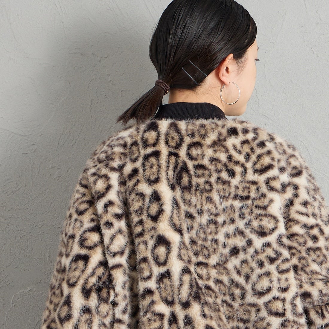HELLO CALIF [ハローカリフ] ファーボンバージャケット [HC-264-097] LEOPARD &&モデル身長：150cm 着用サイズ：S&&