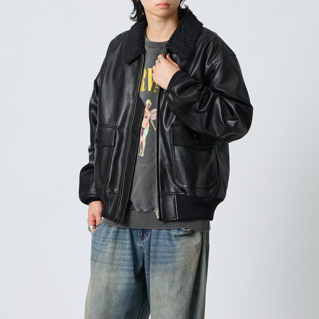 KIFFE [キッフェ] 別注 B-10 フェイクレザーフライトジャケット [KF262LE00130-JF] BLACK &&モデル身長：177cm 着用サイズ：XL&&