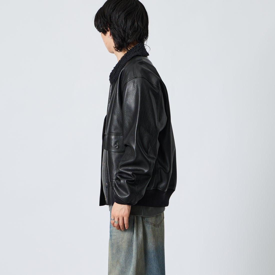 KIFFE [キッフェ] 別注 B-10 フェイクレザーフライトジャケット [KF262LE00130-JF] BLACK &&モデル身長：177cm 着用サイズ：XL&&