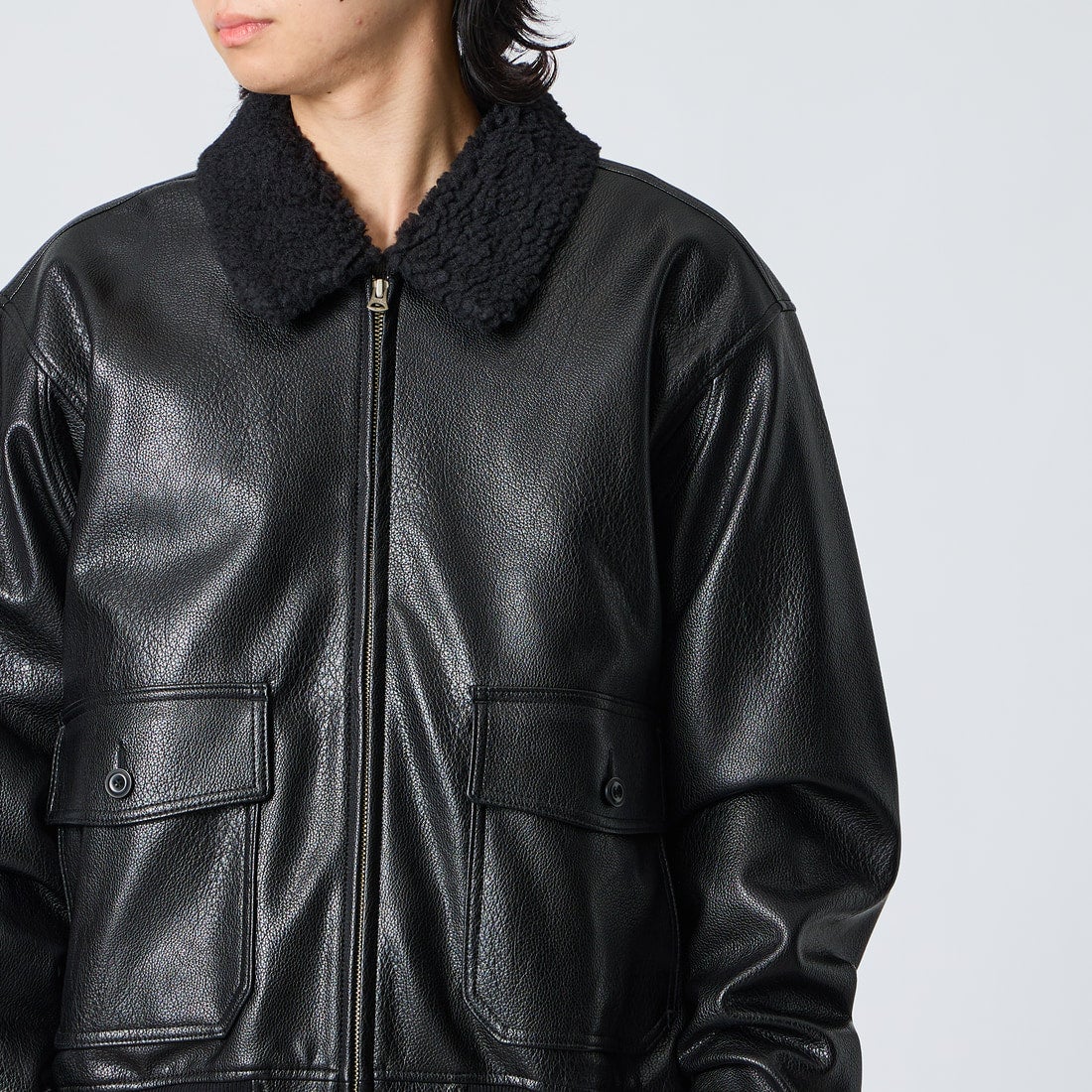 KIFFE [キッフェ] 別注 B-10 フェイクレザーフライトジャケット [KF262LE00130-JF] BLACK &&モデル身長：177cm 着用サイズ：XL&&