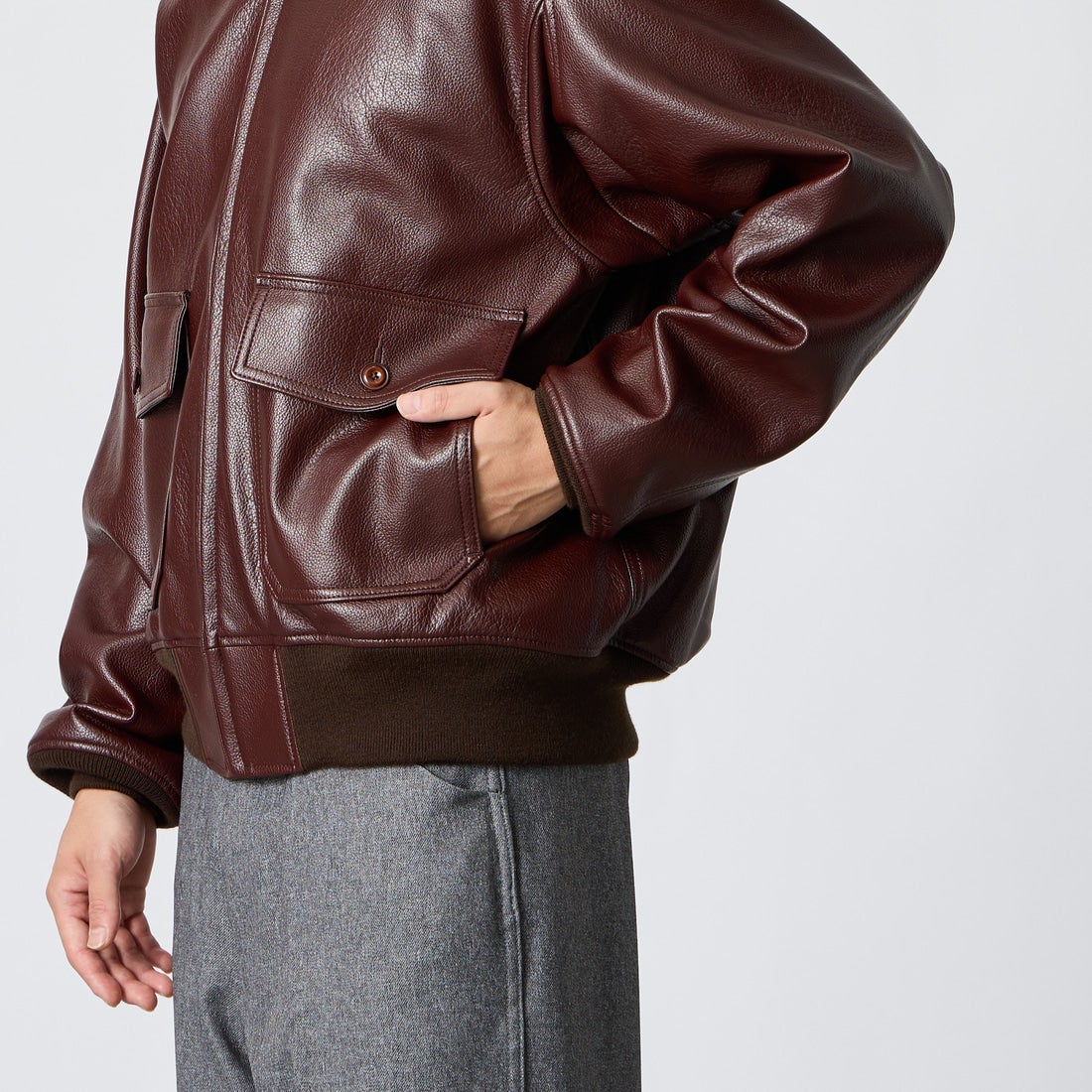 KIFFE [キッフェ] 別注 B-10 フェイクレザーフライトジャケット [KF262LE00130-JF] DK.BROWN &&モデル身長：175cm 着用サイズ：L&&
