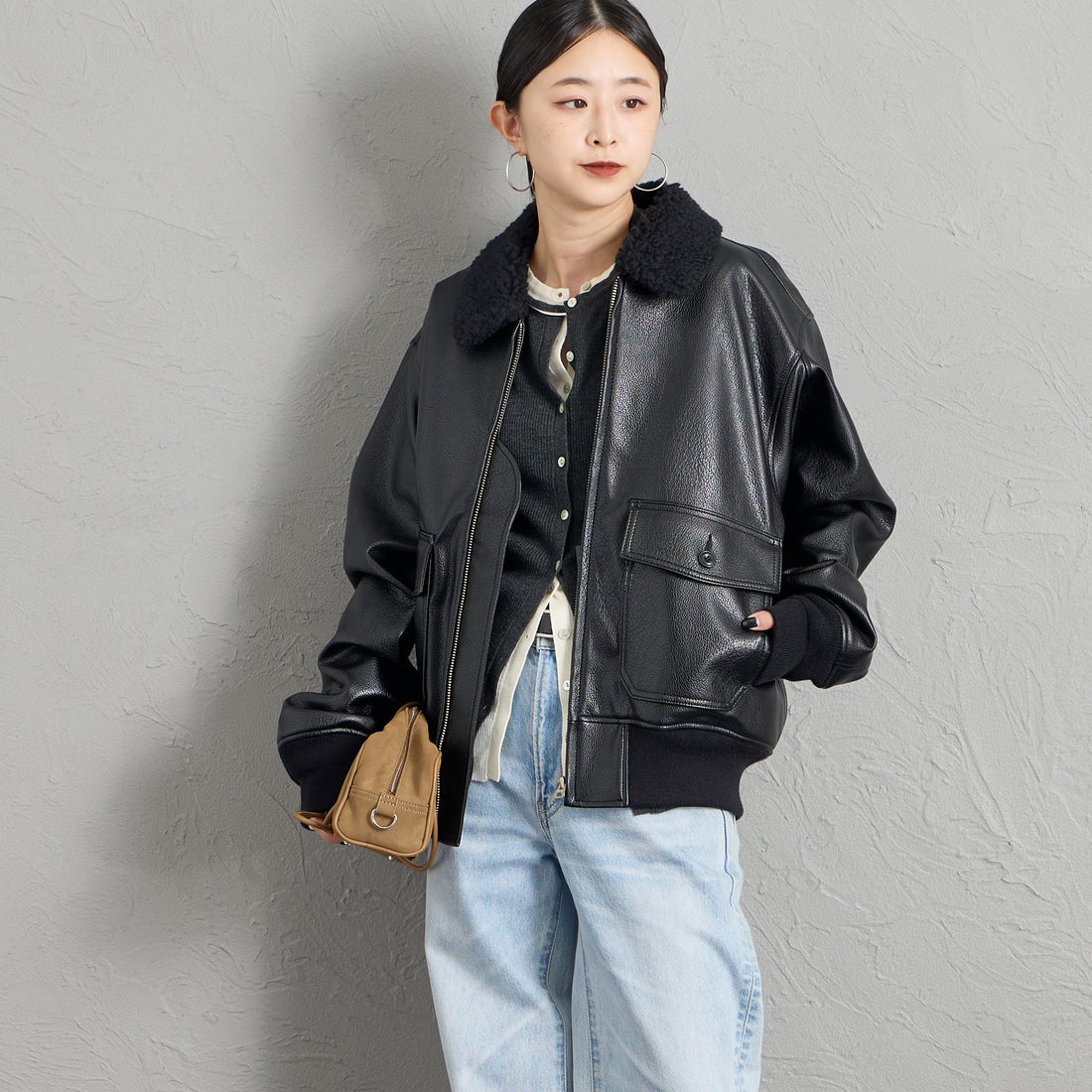 KIFFE [キッフェ] 別注 B-10 フェイクレザーフライトジャケット [KF262LE00130-JF] BLACK &&モデル身長：150cm 着用サイズ：S&&