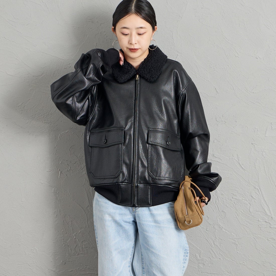 KIFFE [キッフェ] 別注 B-10 フェイクレザーフライトジャケット [KF262LE00130-JF] BLACK &&モデル身長：150cm 着用サイズ：S&&