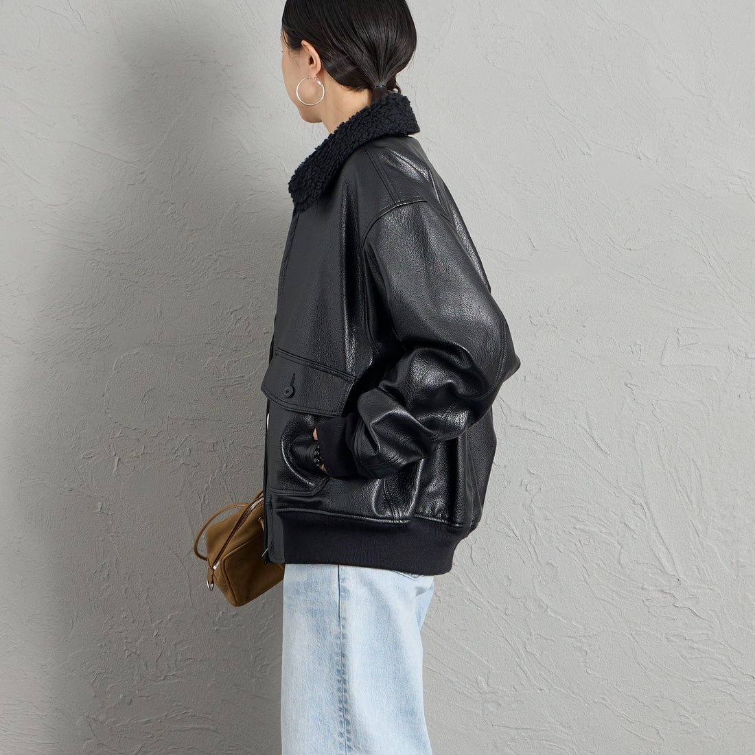 KIFFE [キッフェ] 別注 B-10 フェイクレザーフライトジャケット [KF262LE00130-JF] BLACK &&モデル身長：150cm 着用サイズ：S&&