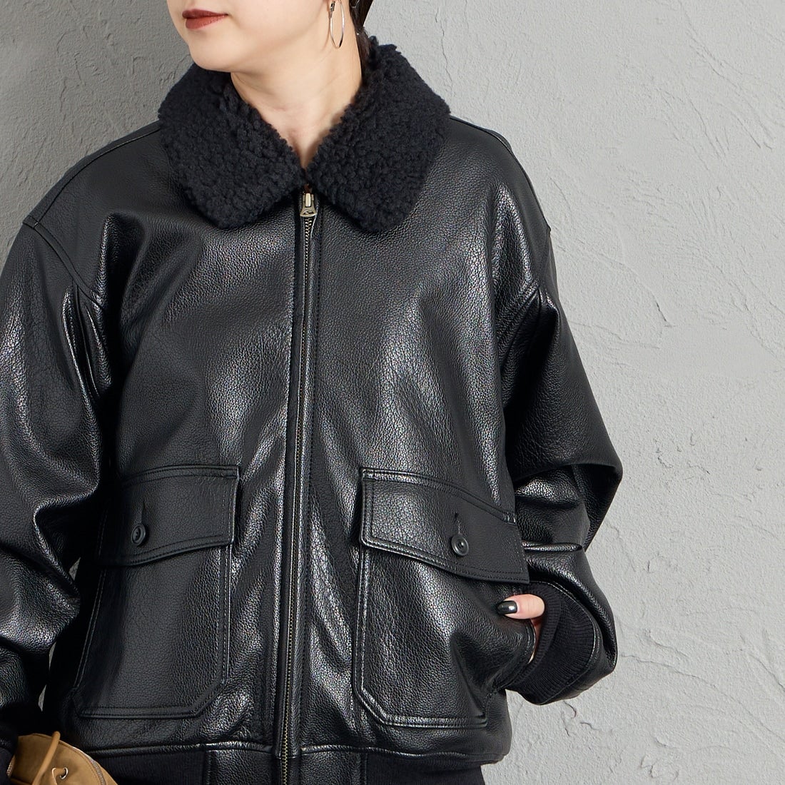 KIFFE [キッフェ] 別注 B-10 フェイクレザーフライトジャケット [KF262LE00130-JF] BLACK &&モデル身長：150cm 着用サイズ：S&&
