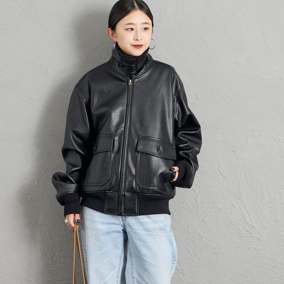 KIFFE [キッフェ] 別注 B-10 フェイクレザーフライトジャケット [KF262LE00130-JF] BLACK &&モデル身長：150cm 着用サイズ：S&&