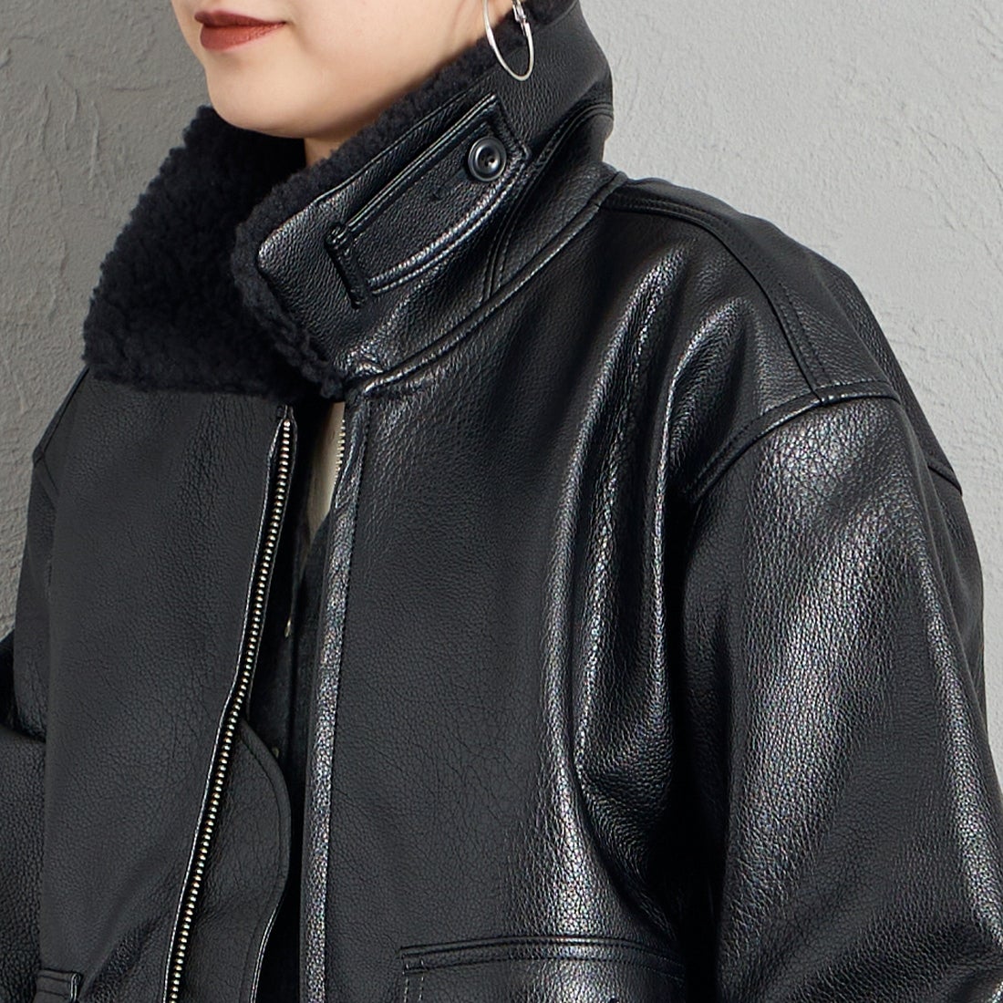 KIFFE [キッフェ] 別注 B-10 フェイクレザーフライトジャケット [KF262LE00130-JF] BLACK &&モデル身長：150cm 着用サイズ：S&&