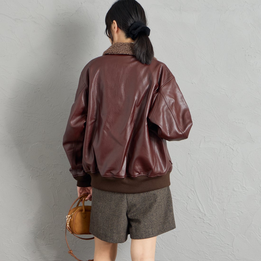 KIFFE [キッフェ] 別注 B-10 フェイクレザーフライトジャケット [KF262LE00130-JF] DK.BROWN &&モデル身長：162cm 着用サイズ：S&&