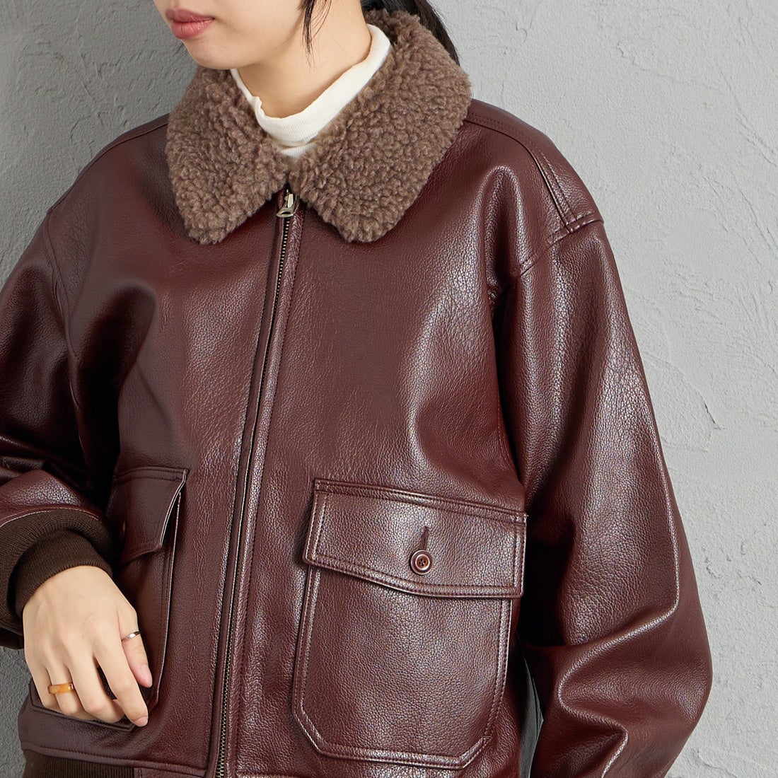 KIFFE [キッフェ] 別注 B-10 フェイクレザーフライトジャケット [KF262LE00130-JF] DK.BROWN &&モデル身長：162cm 着用サイズ：S&&
