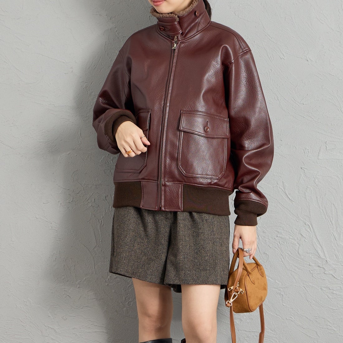 KIFFE [キッフェ] 別注 B-10 フェイクレザーフライトジャケット [KF262LE00130-JF] DK.BROWN &&モデル身長：162cm 着用サイズ：S&&