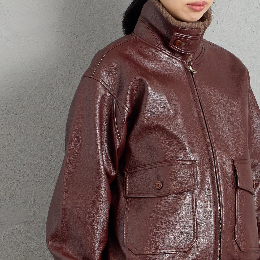 KIFFE [キッフェ] 別注 B-10 フェイクレザーフライトジャケット [KF262LE00130-JF] DK.BROWN &&モデル身長：162cm 着用サイズ：S&&