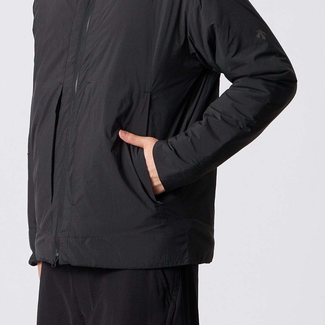 DESCENTE ALLTERRAIN [デサントオルテライン] ヒートサーキュレーションダウンジャケット [DU6FWBA6M] BK00 &&モデル身長：177cm 着用サイズ：M&&