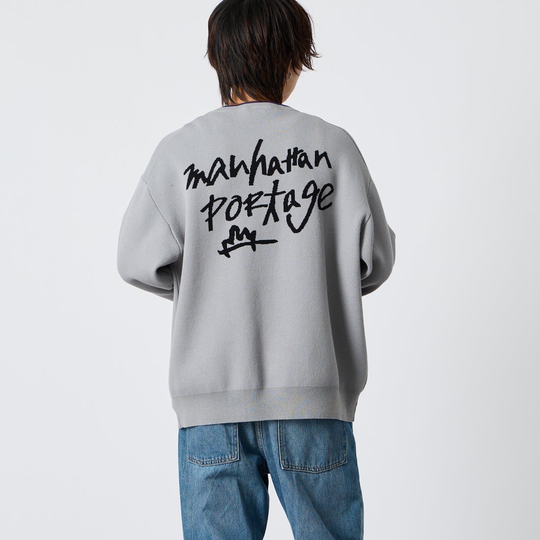 MANHATTAN PORTAGE [マンハッタンポーテージ] 別注 手描き風 バックデザインジャガードニット [26FWMP-IN93-JF] L.GRAY/PPL &&モデル身長：177cm 着用サイズ：L&&