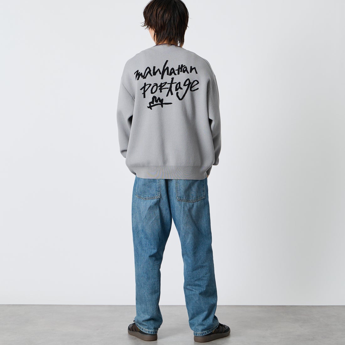MANHATTAN PORTAGE [マンハッタンポーテージ] 別注 手描き風 バックデザインジャガードニット [26FWMP-IN93-JF] L.GRAY/PPL &&モデル身長：177cm 着用サイズ：L&&