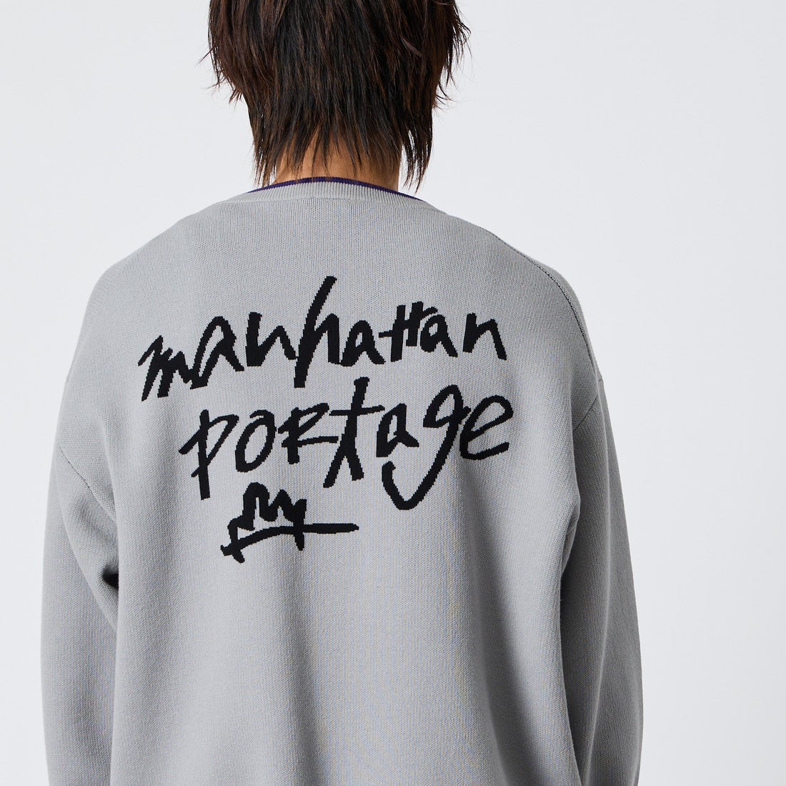 MANHATTAN PORTAGE [マンハッタンポーテージ] 別注 手描き風 バックデザインジャガードニット [26FWMP-IN93-JF] L.GRAY/PPL &&モデル身長：177cm 着用サイズ：L&&