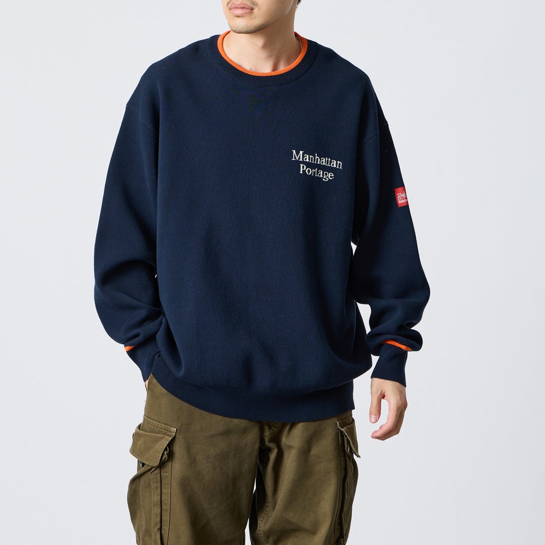 MANHATTAN PORTAGE [マンハッタンポーテージ] 別注 手描き風 バックデザインジャガードニット [26FWMP-IN93-JF] NAVY/ORANG &&モデル身長：168cm 着用サイズ：L&&