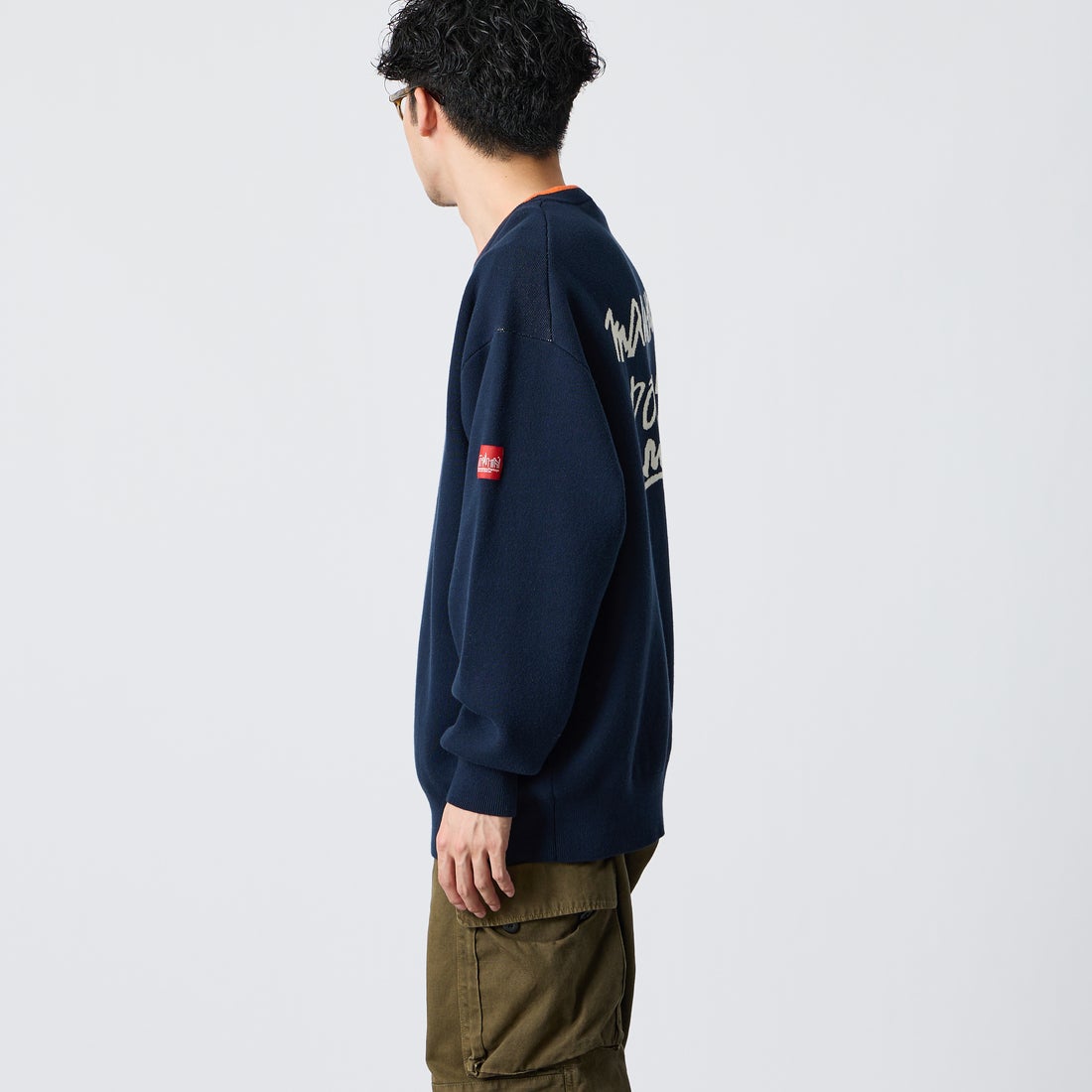 MANHATTAN PORTAGE [マンハッタンポーテージ] 別注 手描き風 バックデザインジャガードニット [26FWMP-IN93-JF] NAVY/ORANG &&モデル身長：168cm 着用サイズ：L&&