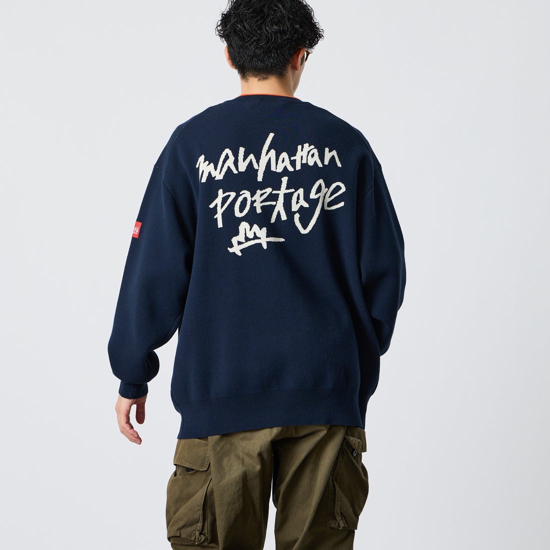 MANHATTAN PORTAGE [マンハッタンポーテージ] 別注 手描き風 バックデザインジャガードニット [26FWMP-IN93-JF] NAVY/ORANG &&モデル身長：168cm 着用サイズ：L&&