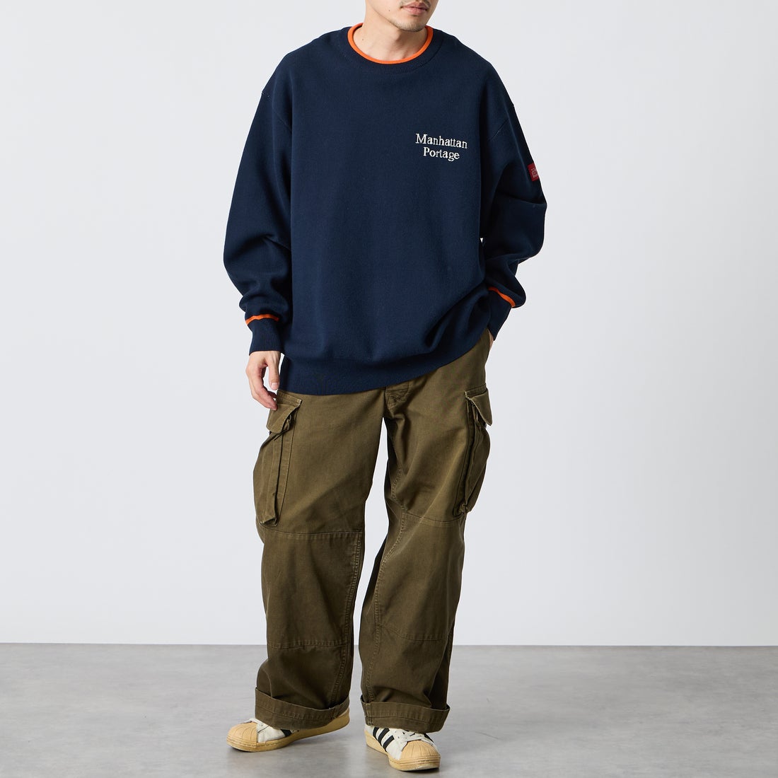 MANHATTAN PORTAGE [マンハッタンポーテージ] 別注 手描き風 バックデザインジャガードニット [26FWMP-IN93-JF] NAVY/ORANG &&モデル身長：168cm 着用サイズ：L&&