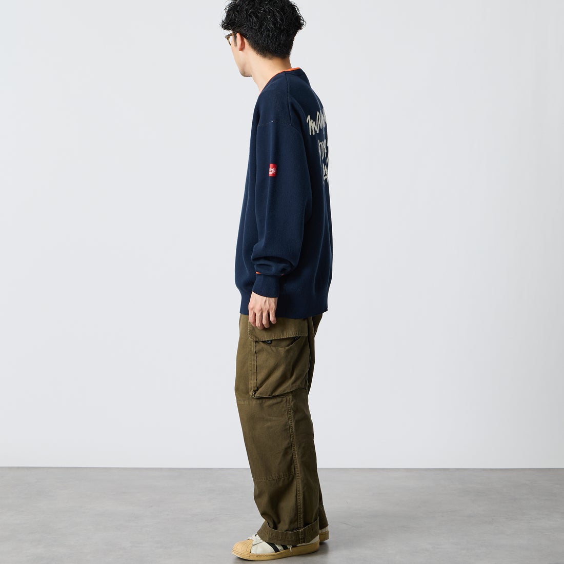 MANHATTAN PORTAGE [マンハッタンポーテージ] 別注 手描き風 バックデザインジャガードニット [26FWMP-IN93-JF] NAVY/ORANG &&モデル身長：168cm 着用サイズ：L&&