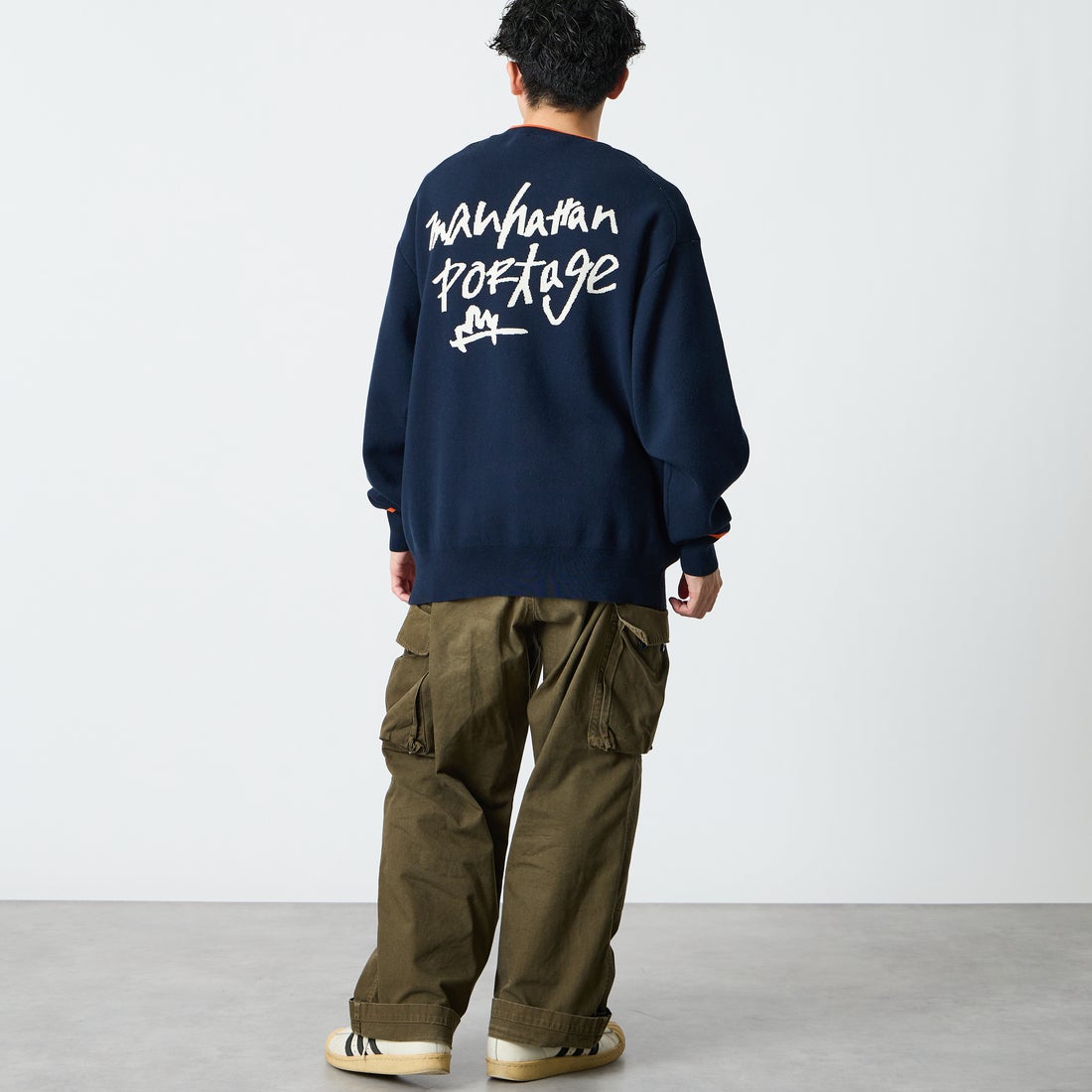 MANHATTAN PORTAGE [マンハッタンポーテージ] 別注 手描き風 バックデザインジャガードニット [26FWMP-IN93-JF] NAVY/ORANG &&モデル身長：168cm 着用サイズ：L&&