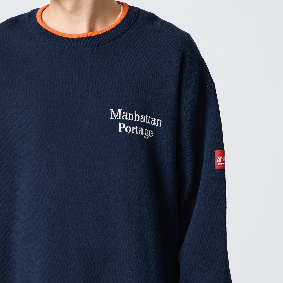 MANHATTAN PORTAGE [マンハッタンポーテージ] 別注 手描き風 バックデザインジャガードニット [26FWMP-IN93-JF] NAVY/ORANG &&モデル身長：168cm 着用サイズ：L&&