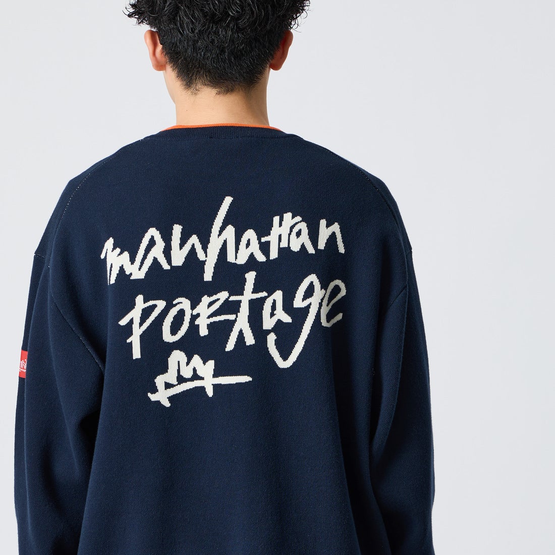 MANHATTAN PORTAGE [マンハッタンポーテージ] 別注 手描き風 バックデザインジャガードニット [26FWMP-IN93-JF] NAVY/ORANG &&モデル身長：168cm 着用サイズ：L&&
