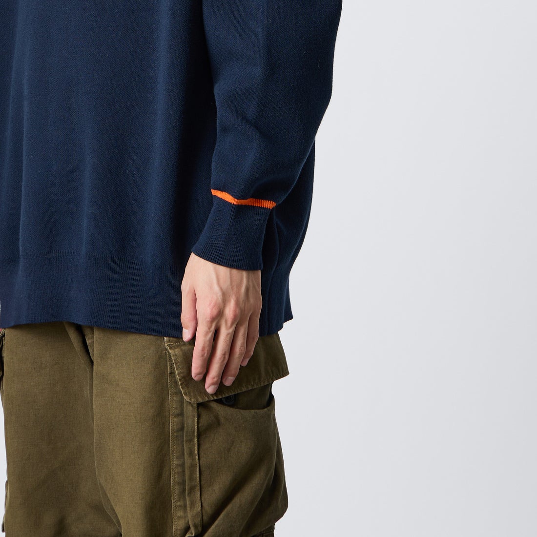 MANHATTAN PORTAGE [マンハッタンポーテージ] 別注 手描き風 バックデザインジャガードニット [26FWMP-IN93-JF] NAVY/ORANG &&モデル身長：168cm 着用サイズ：L&&