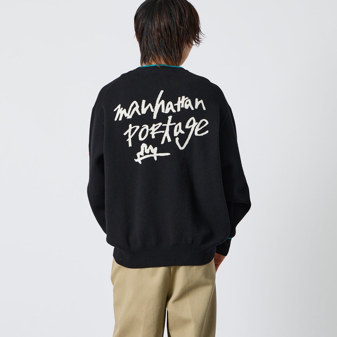 MANHATTAN PORTAGE [マンハッタンポーテージ] 別注 手描き風 バックデザインジャガードニット [26FWMP-IN93-JF] BLACK/TURQ &&モデル身長：177cm 着用サイズ：L&&
