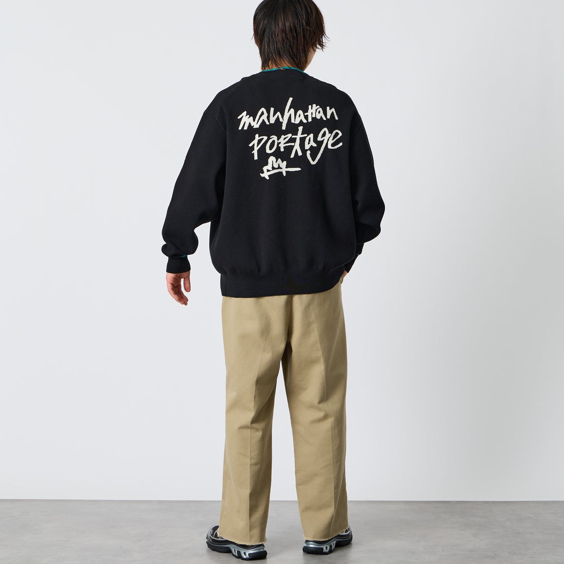 MANHATTAN PORTAGE [マンハッタンポーテージ] 別注 手描き風 バックデザインジャガードニット [26FWMP-IN93-JF] BLACK/TURQ &&モデル身長：177cm 着用サイズ：L&&
