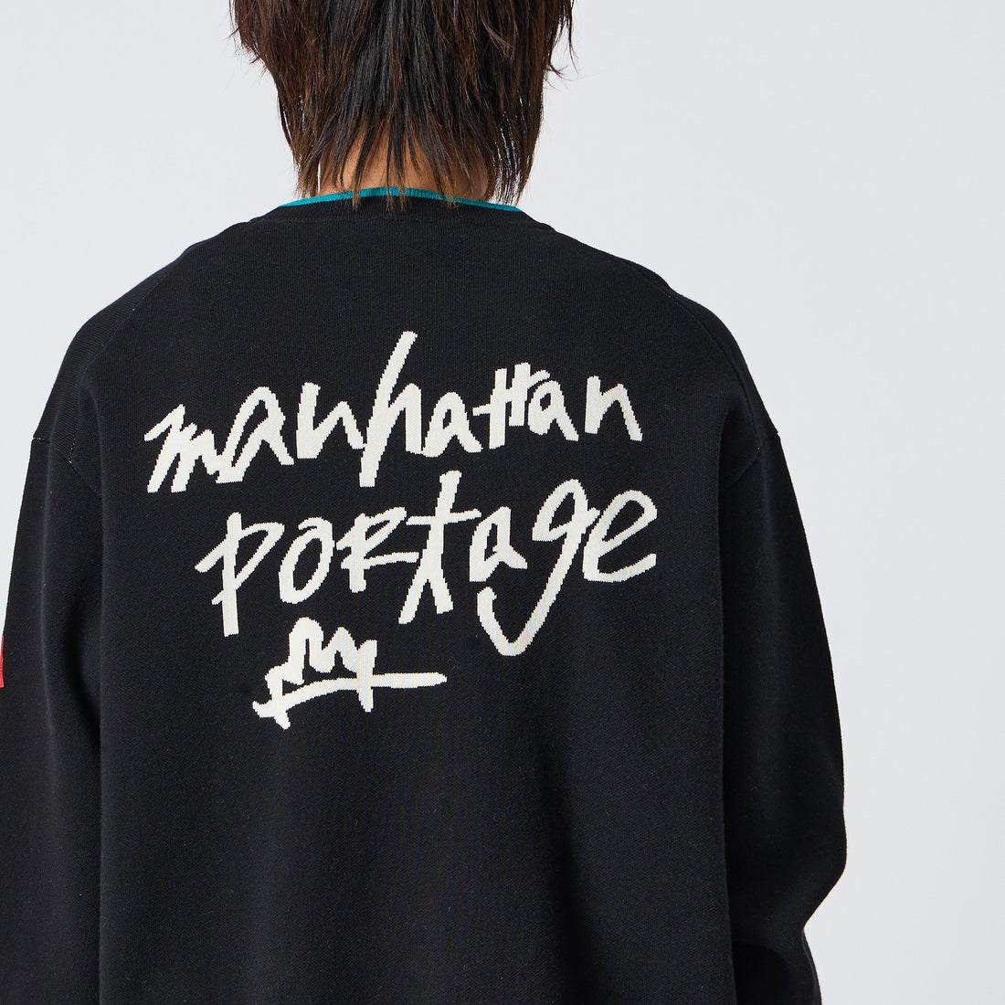 MANHATTAN PORTAGE [マンハッタンポーテージ] 別注 手描き風 バックデザインジャガードニット [26FWMP-IN93-JF] BLACK/TURQ &&モデル身長：177cm 着用サイズ：L&&