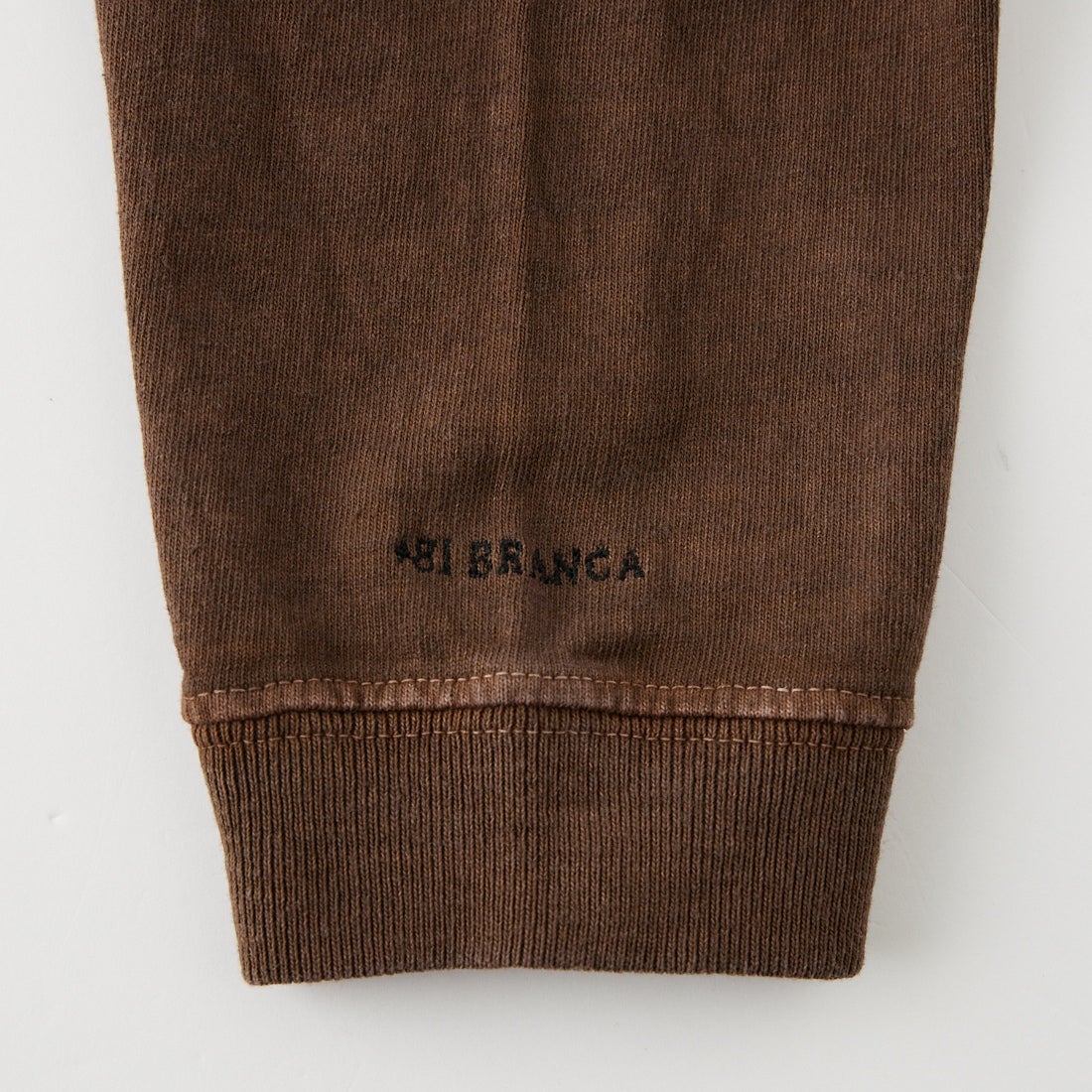+81 BRANCA [ハチイチブランカ] THE NATIONAL GALLERY ロングスリーブTシャツ [81B-26AW-CS14] BROWN