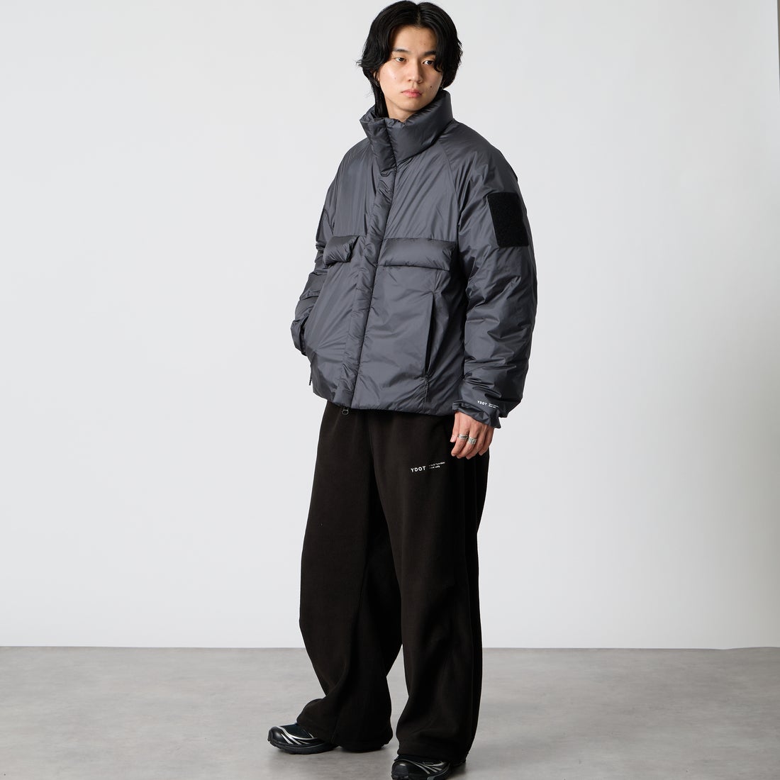 YDOT [ワイドット] コンツアー ダウンジャケット [YU41803] SMOKE BLK &&モデル身長：177cm 着用サイズ：L&&