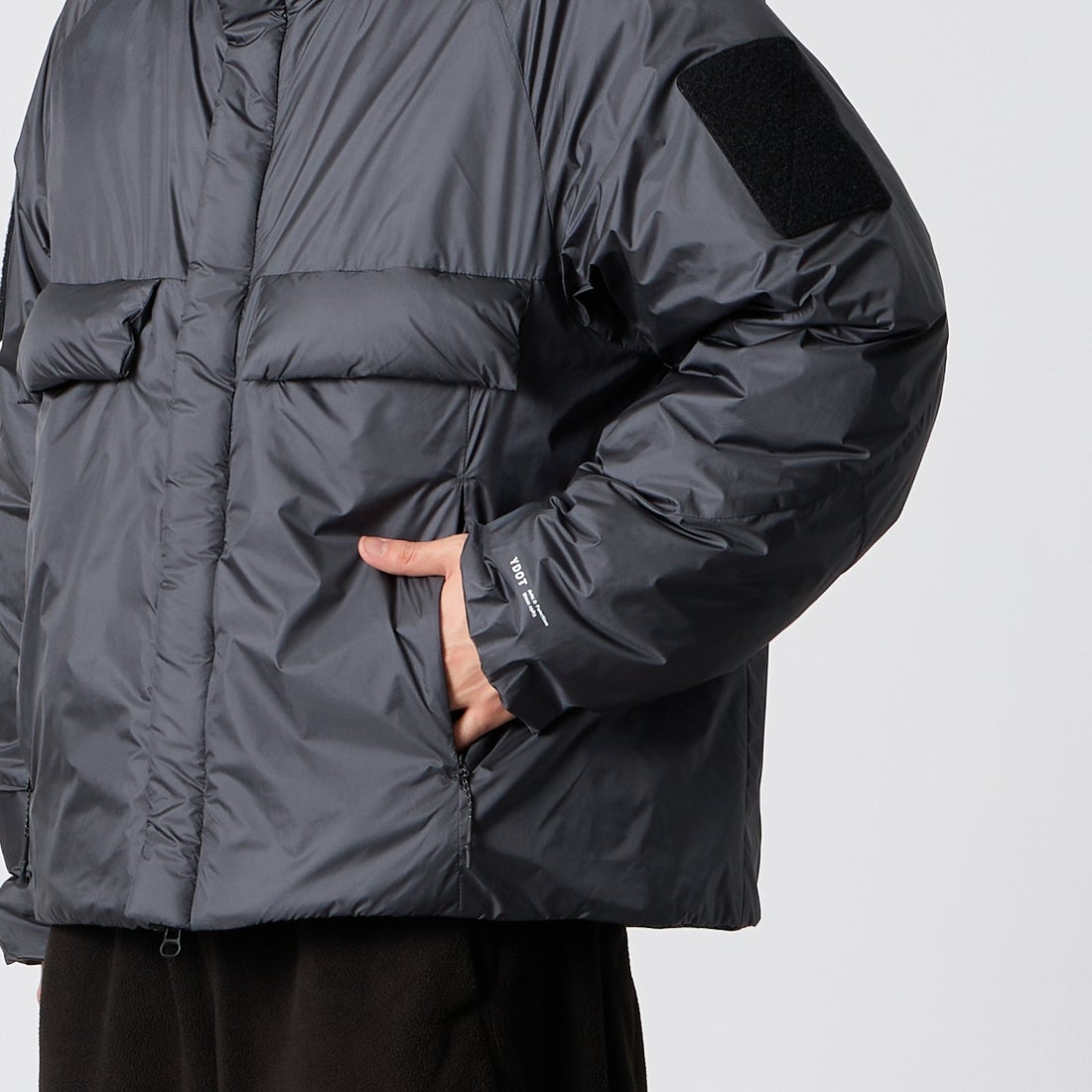 YDOT [ワイドット] コンツアー ダウンジャケット [YU41803] SMOKE BLK &&モデル身長：177cm 着用サイズ：L&&