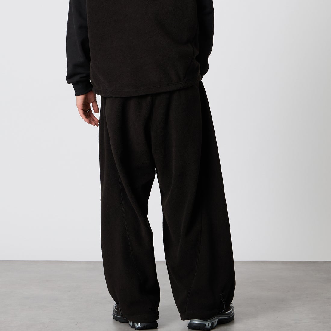 YDOT [ワイドット] テックフリース サークルバギーパンツ [YU61802] BLACK &&モデル身長：177cm 着用サイズ：M&&