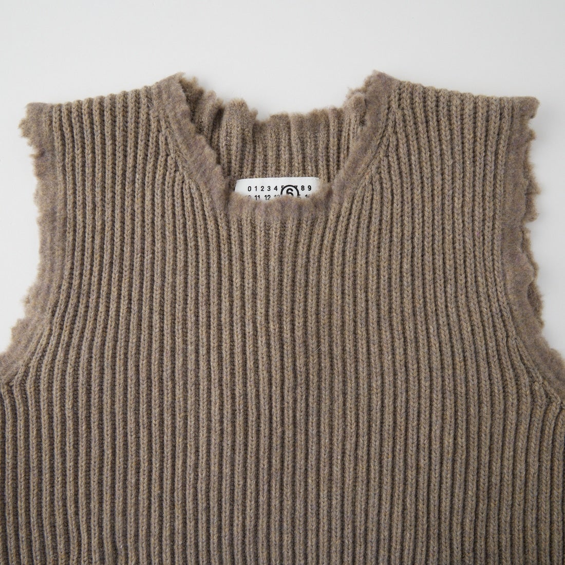 MM6 Maison Margiela [エムエムシックス メゾン マルジェラ] ニューメリックロゴニットベスト [SH2FB0035-M13346] 811M BEIGE