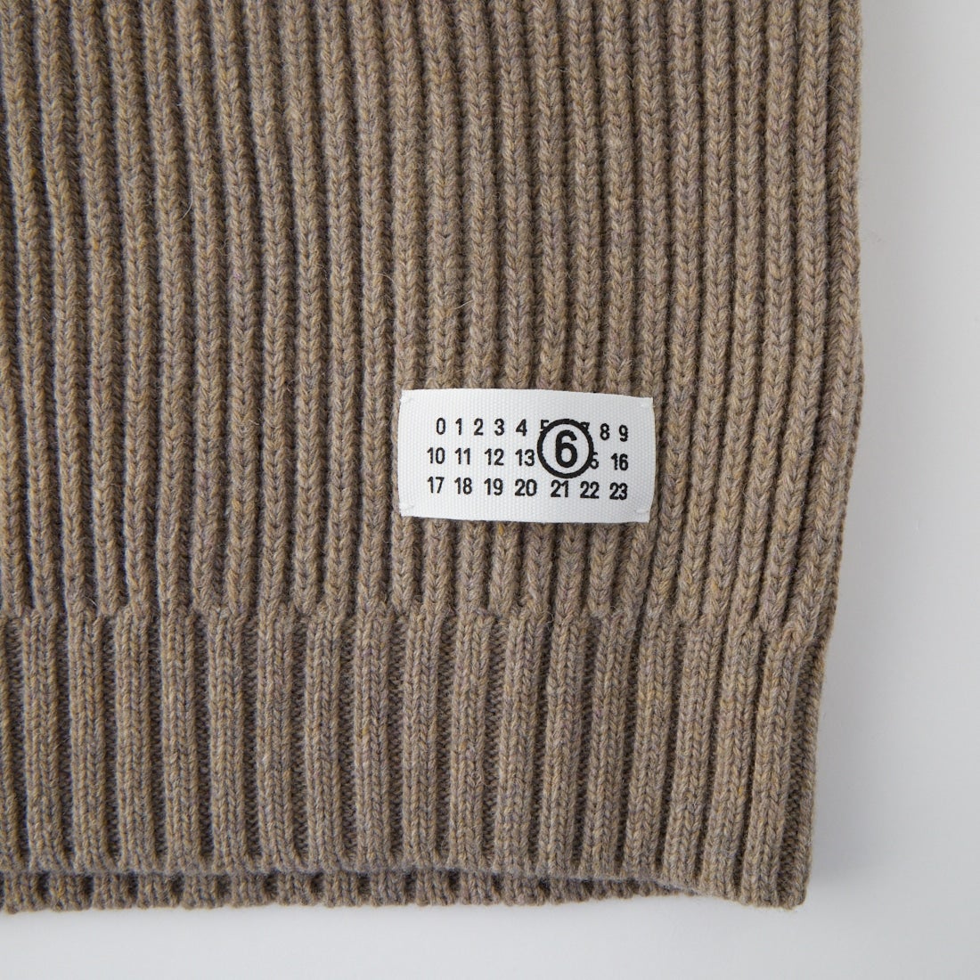 MM6 Maison Margiela [エムエムシックス メゾン マルジェラ] ニューメリックロゴニットベスト [SH2FB0035-M13346] 811M BEIGE