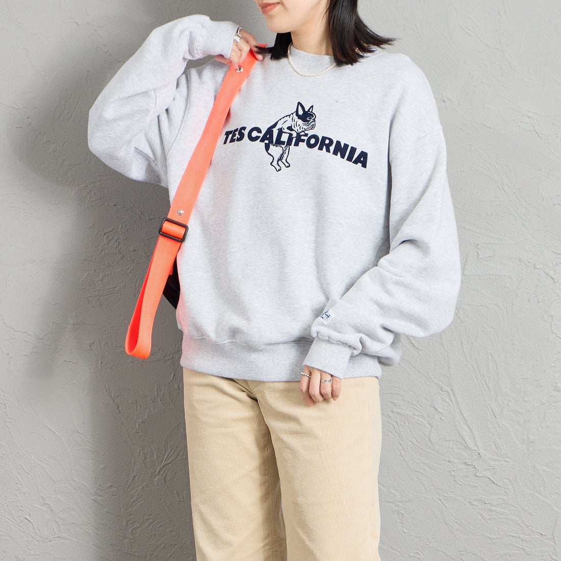 The Endless Summer [エンドレスサマー] 別注 CAL フロッキーロゴプリントスウェット [1640-26774500-JF] MIX GRAY &&モデル身長：160cm 着用サイズ：S&&