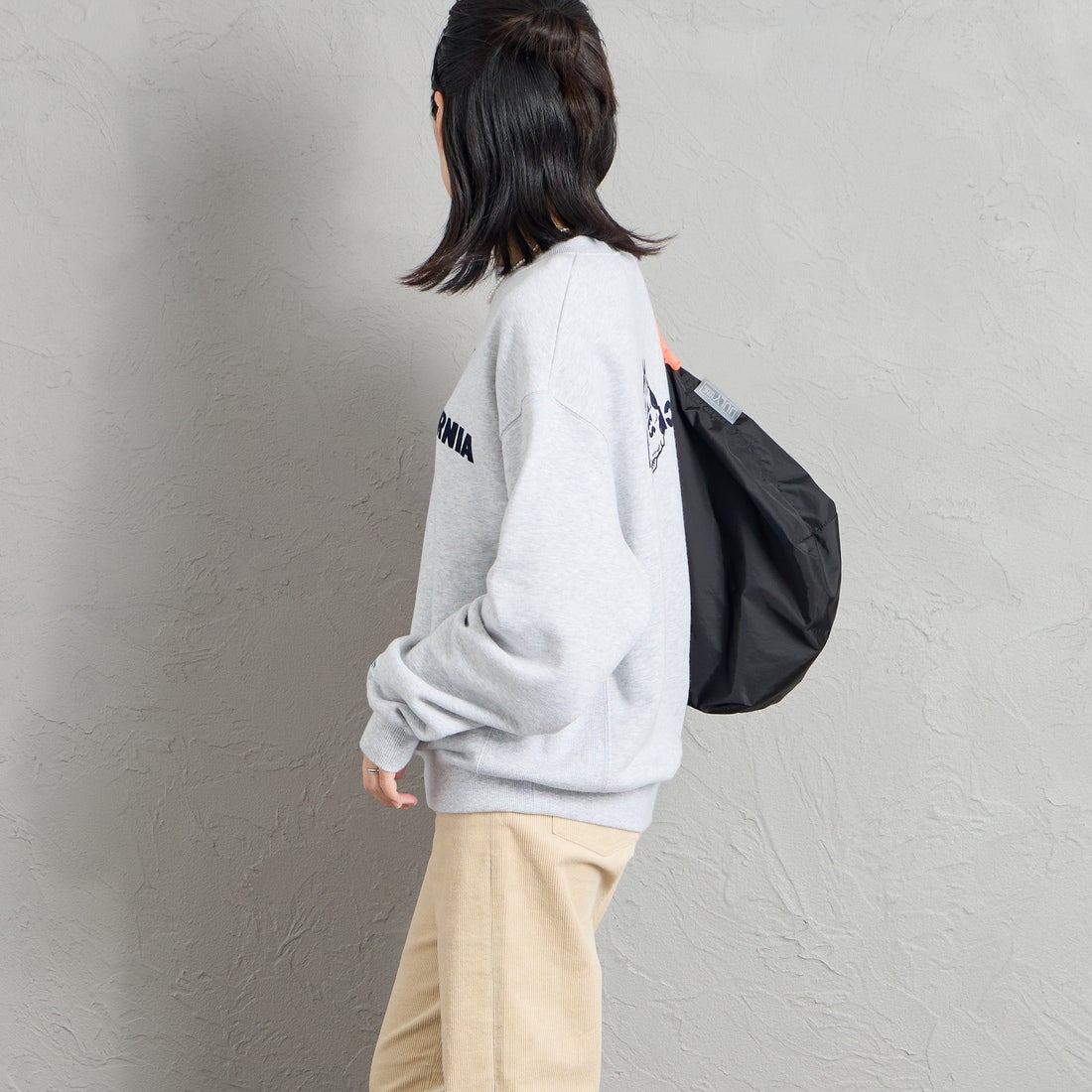 The Endless Summer [エンドレスサマー] 別注 CAL フロッキーロゴプリントスウェット [1640-26774500-JF] MIX GRAY &&モデル身長：160cm 着用サイズ：S&&