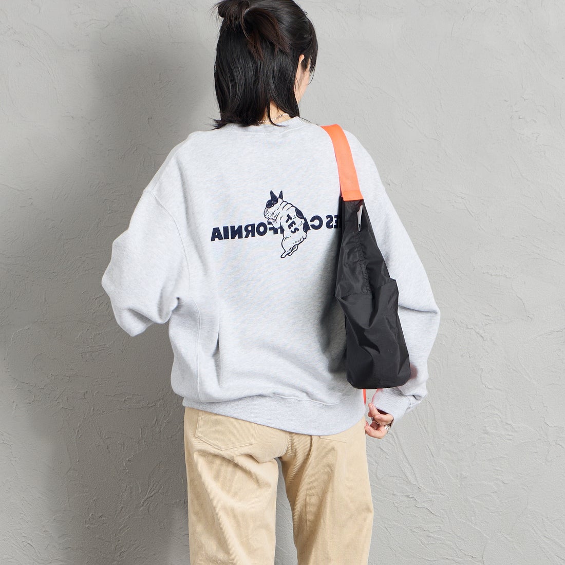 The Endless Summer [エンドレスサマー] 別注 CAL フロッキーロゴプリントスウェット [1640-26774500-JF] MIX GRAY &&モデル身長：160cm 着用サイズ：S&&