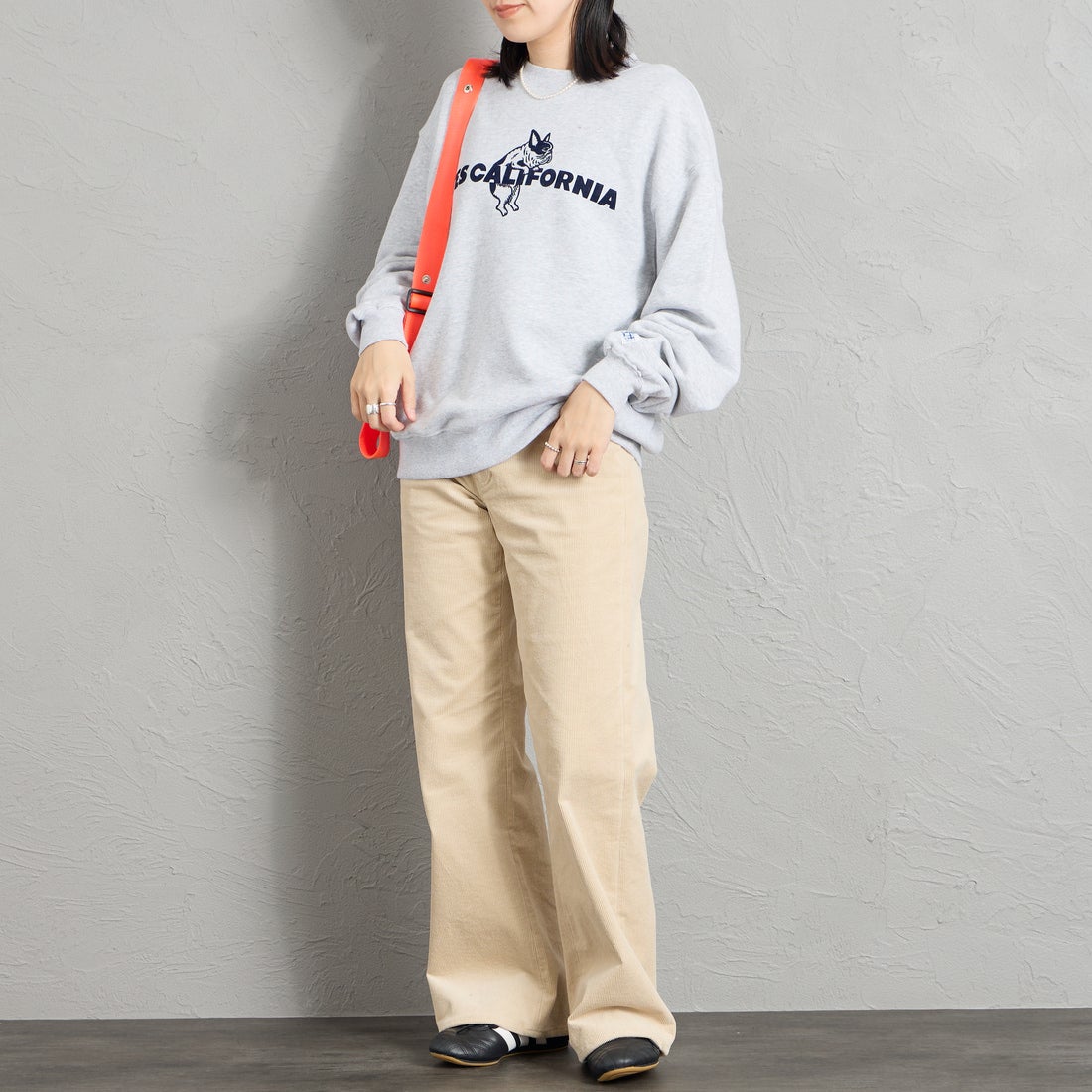 The Endless Summer [エンドレスサマー] 別注 CAL フロッキーロゴプリントスウェット [1640-26774500-JF] MIX GRAY &&モデル身長：160cm 着用サイズ：S&&