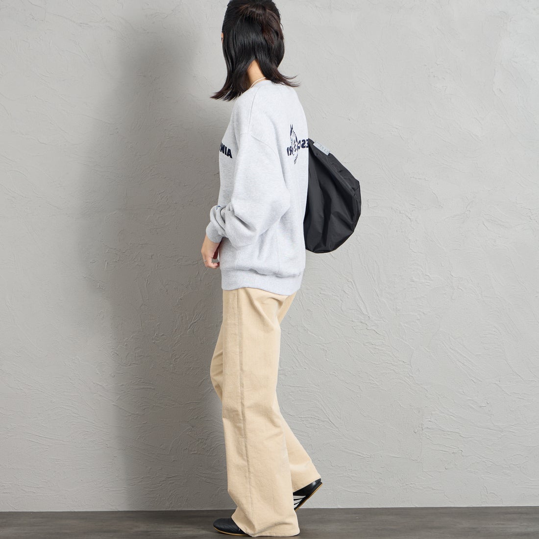 The Endless Summer [エンドレスサマー] 別注 CAL フロッキーロゴプリントスウェット [1640-26774500-JF] MIX GRAY &&モデル身長：160cm 着用サイズ：S&&