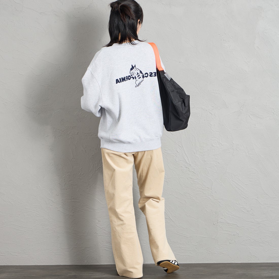 The Endless Summer [エンドレスサマー] 別注 CAL フロッキーロゴプリントスウェット [1640-26774500-JF] MIX GRAY &&モデル身長：160cm 着用サイズ：S&&